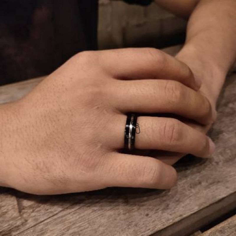 Cincin Titanium Hitam List tengah Silver