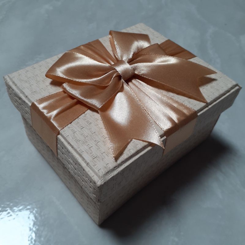 GIFT BOX IVORY MOTIF ANYAMAN / KOTAK TEMPAT KADO