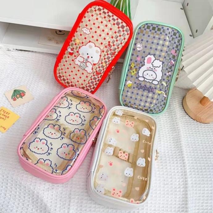 

TERBARU Tempat Pensil Transparan Alat Tulis Kapasitas Besar Dengan Sekat Impor/TEMPAT PENSIL AESTHETIC/TEMPAT PENSIL ANAK PEREMPUAN/TEMPAT PENSIL LUCU/TEMPAT PENSIL 3D/TEMPAT PENSIL TRANSPARAN/TEMPAT PENSIL LUCU/TEMPAT PENSIL KOREA/TEMPAT PENSIL