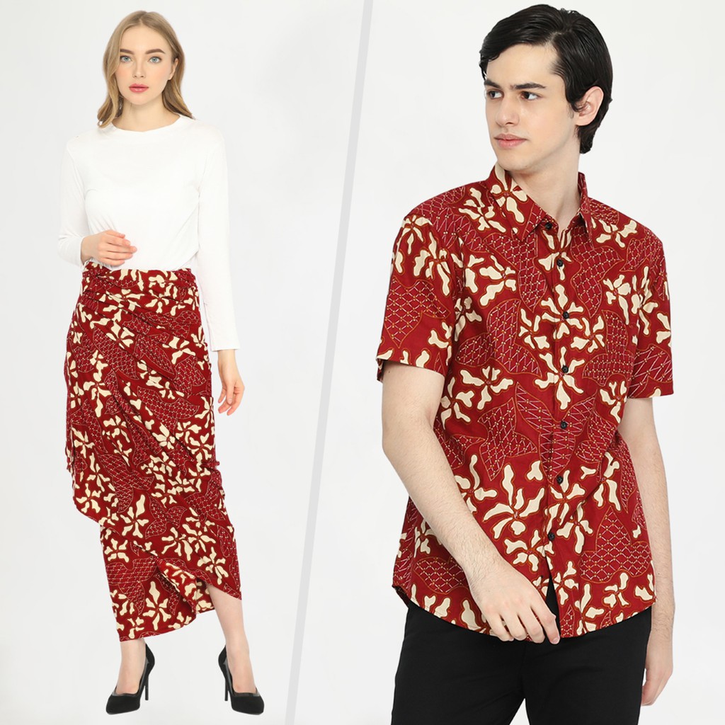 BATIK COUPLE KELUARGA  Kemeja Rok Lilit Instan Batik Pria Lengan Pendek Slimfit Premium Merah Maroon 722405 Cap 72 - Baju Kemeja Atasan Pakaian Batik Couple Cople Pria Cowok Laki Laki Remaja Keluarga Lengan Pendek Modern Slimfit Premium Kekinian