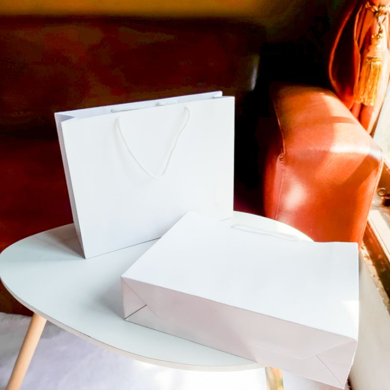

Paper Bag Putih Polos Medium 30x8x25 cm Gift Set Bungkus Kado Simple Kekinian