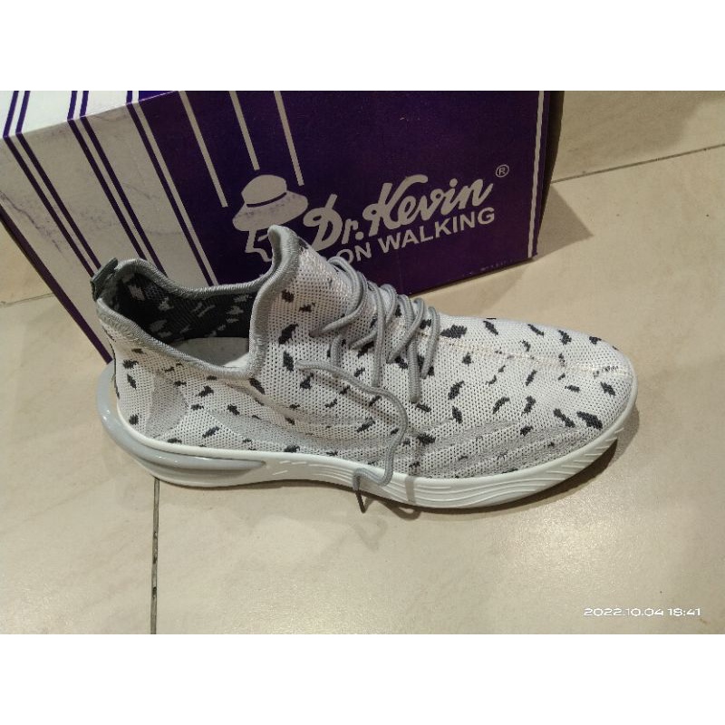 SEPATU SNEAKERS PRIA DR KEVIN