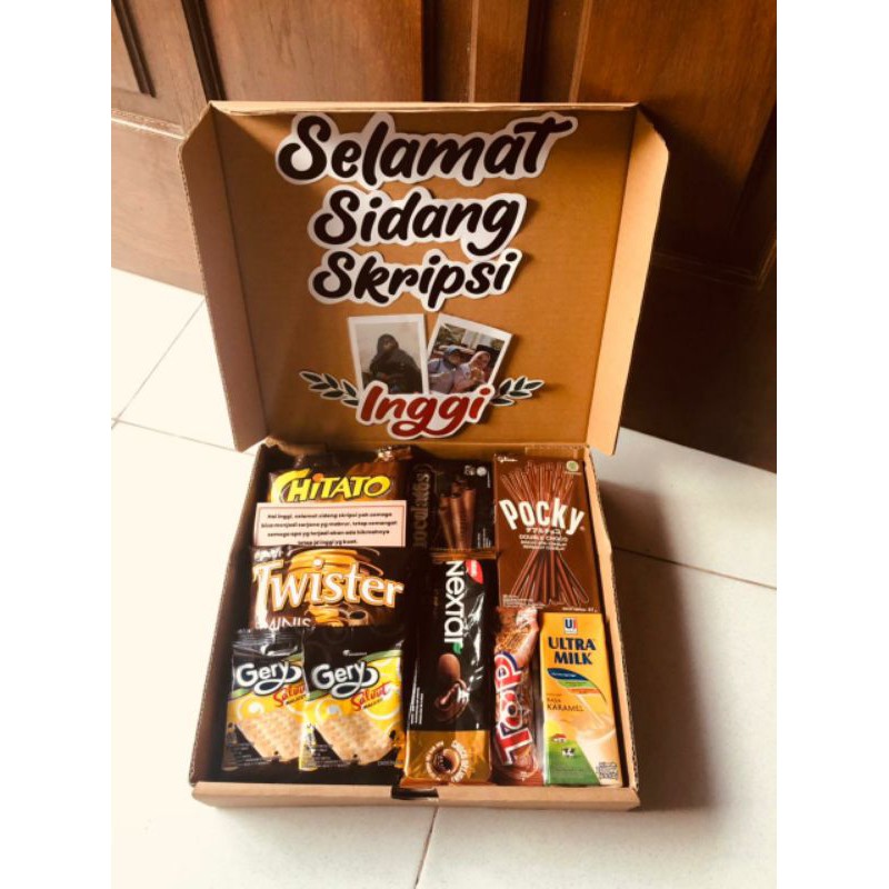 

SNACK BOX GIFT BOX KADO SEMPRO KADO WISUDA SKRIPSI
