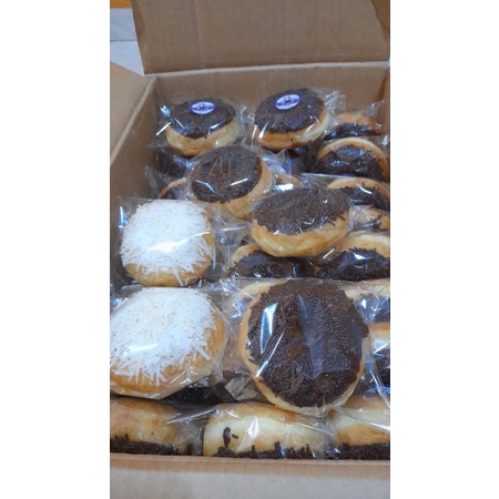 

1 lusin aneka donat topping coklat keju original