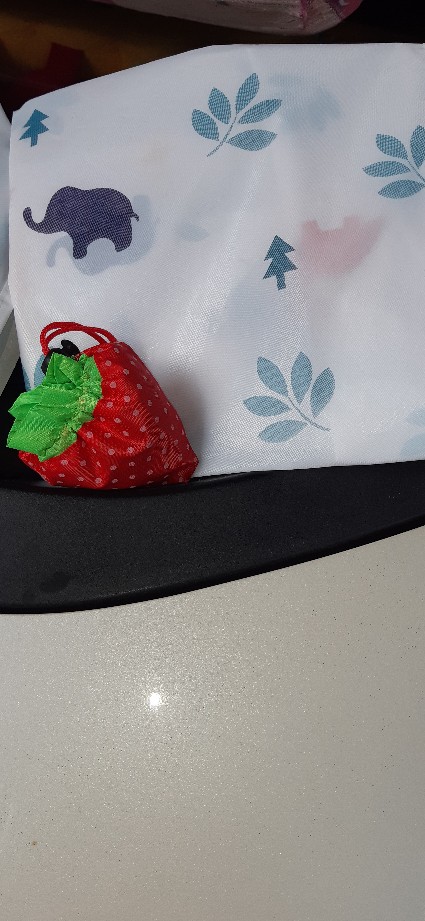 Travelmate Tas Belanja Serbaguna Lipat Strawberry Baggu Bag Bisa Jadi Besar