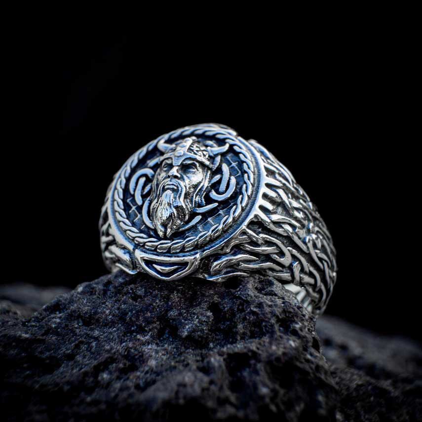 Cincin Bentuk Kepala Banteng Bahan Titanium Steel Warna Silver Gaya Vintage Untuk Pria