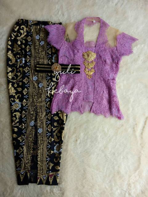 Set kebaya modifikasi warna ungu muda