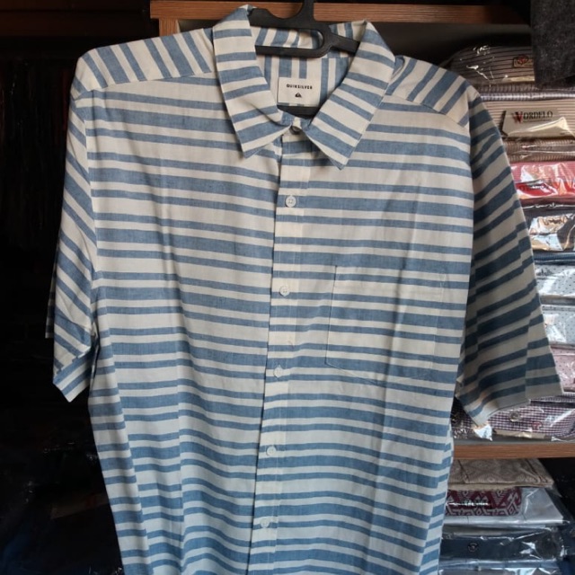 kemeja lengan pendek pria quiksilver garis hitam putih biru