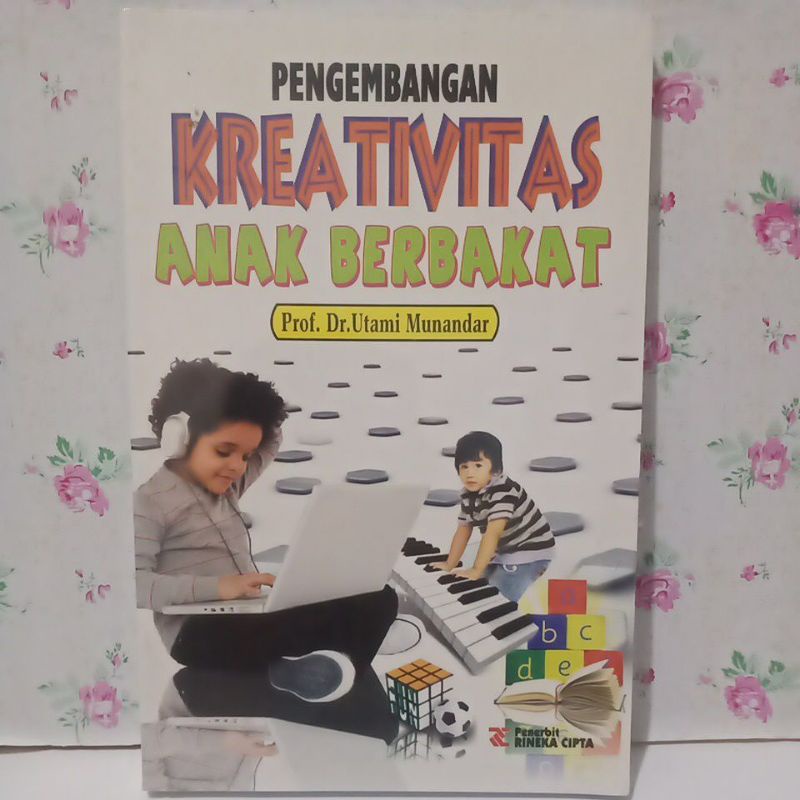PENGEMBANGAN KREATIVITAS  ANAK BERBAKAT  BY UTAMI MUNANDAR