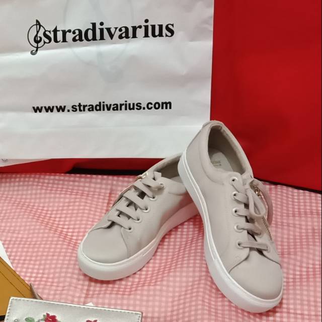 Sneakers Stradivarius. Size 37. Harga 345rb (sdh termasuk jastip)