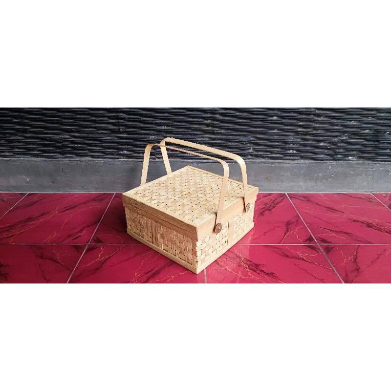 

Box Anyaman Bambu | Kotak Rantang Bambu Lubang | Parcel Bambu | Kotak Tangkai 2 | 25cm