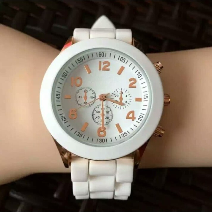 Jam Tangan wanita tali rubber geneva free batrai