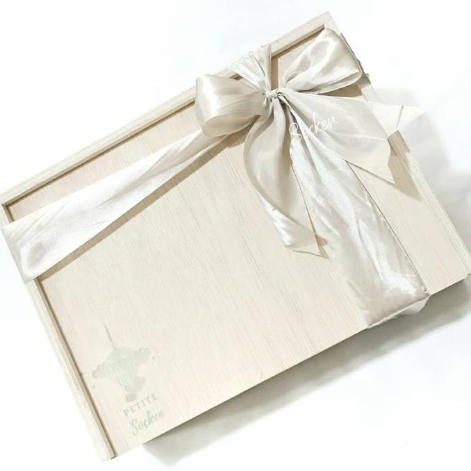 

Socken Gift Box (6 Pairs + Wooden Box + Gift Card) Tokotaraka94