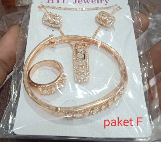 Xuping set wanita dewasa (kalung+gelang+anting+cincin) lapis emas dgn mata zircon