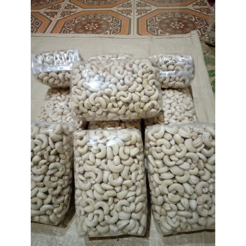 

Kacang mete kemasan 1 kg sudah kering siap olah