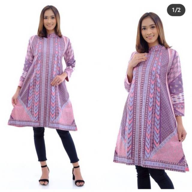 Tunik batik warna pink resleting depan, ada belahan samping  bawab. Diprosuksi oleh Benang Raja