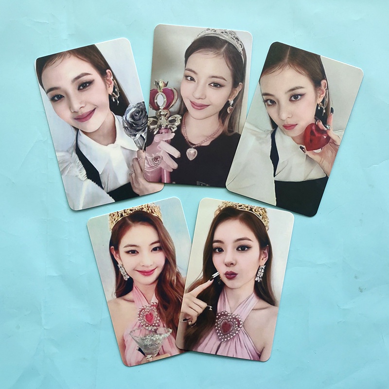 Itzy Kartu Foto Motif Kotak-Kotak