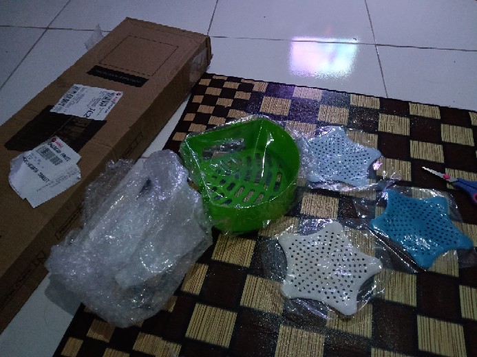 Rak Kamar Mandi Sudut Triangle / Tempat Sabun Shampo Tempel