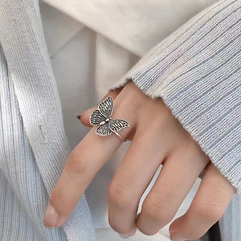 Cincin Butterfly Adjustable Bahan Stainless Steel Warna Silver Gaya Vintage Untuk Wanita