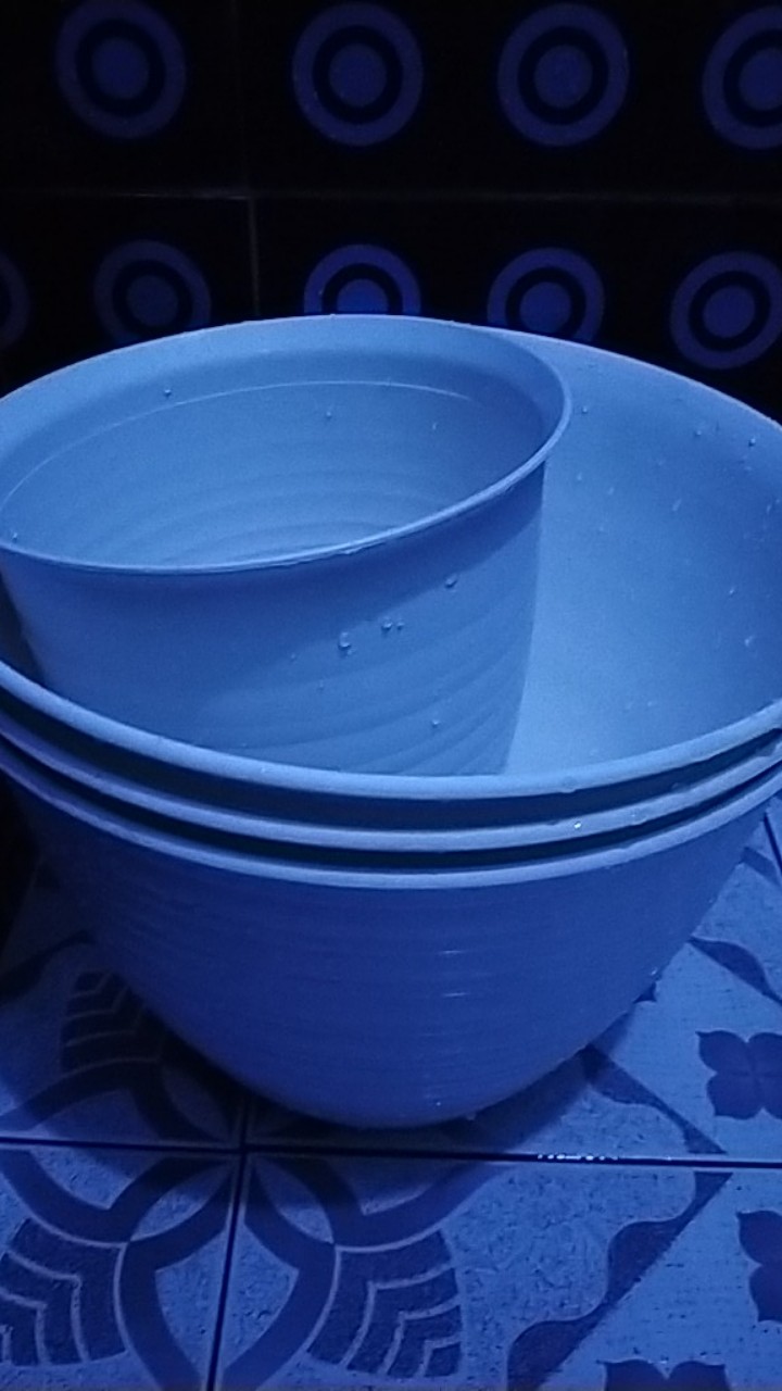 Pot Bunga Model Tawon 24 Cm Putih