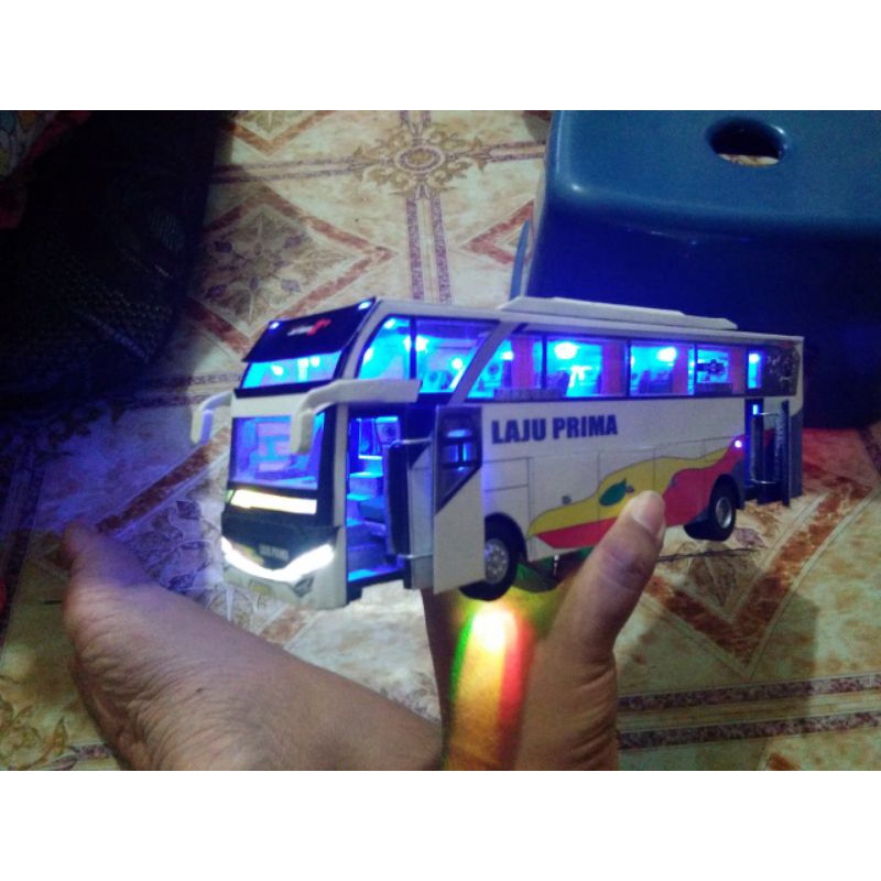 Miniatur bus laju prima