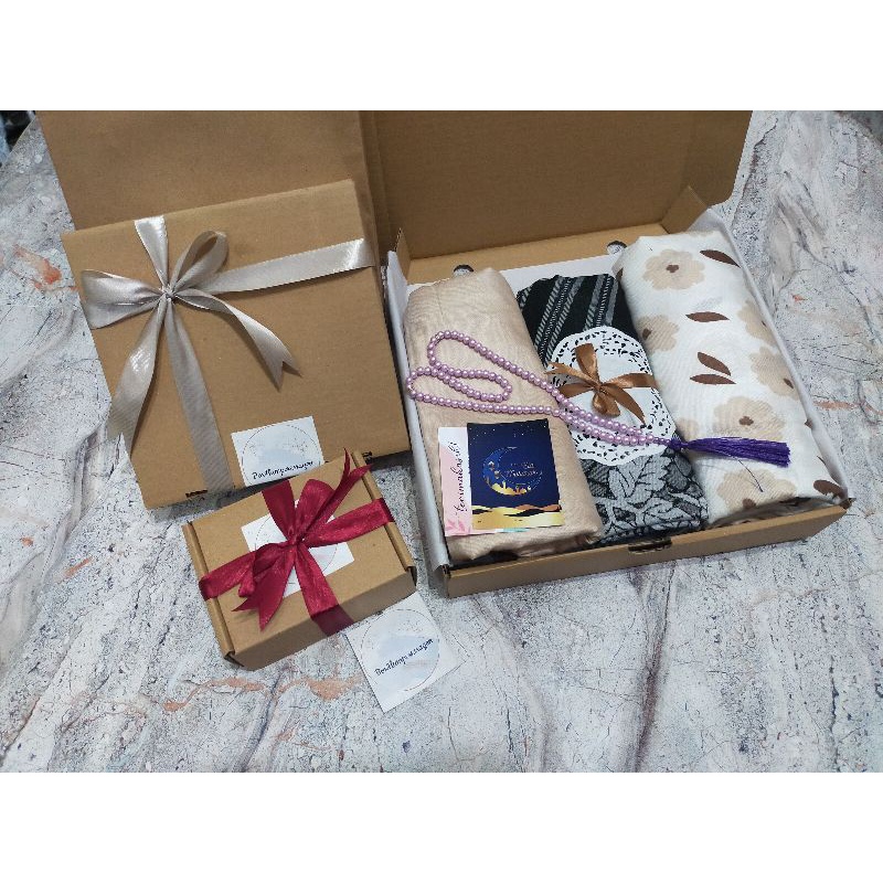 

box hampers mukenah /THR lebaran /kado ulang tahun /parsel lebaran/kado wisuda cewek