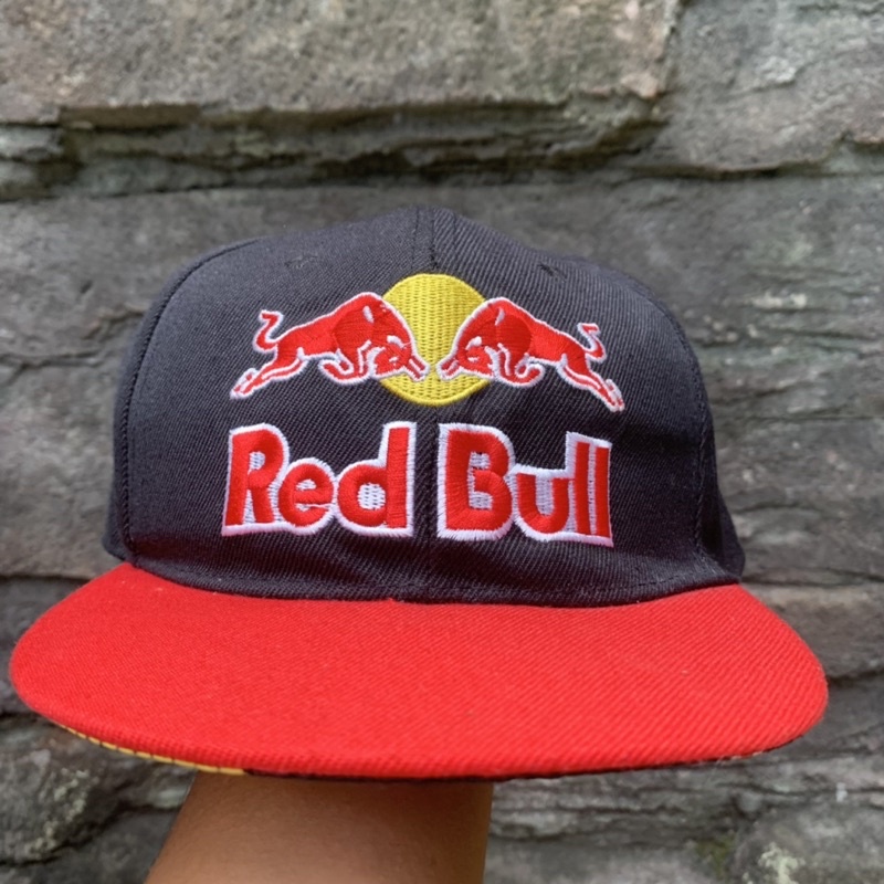 Topi red bull
