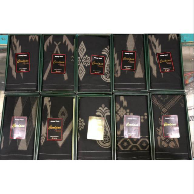 Sarung tenun cendana polos hitam kembang batik