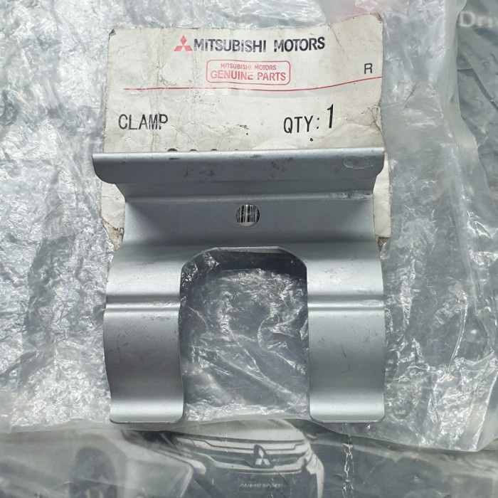 Braket Nozzle Headlamp Washer Asli Mitsubishi Pajero Sport ORIGINAL *