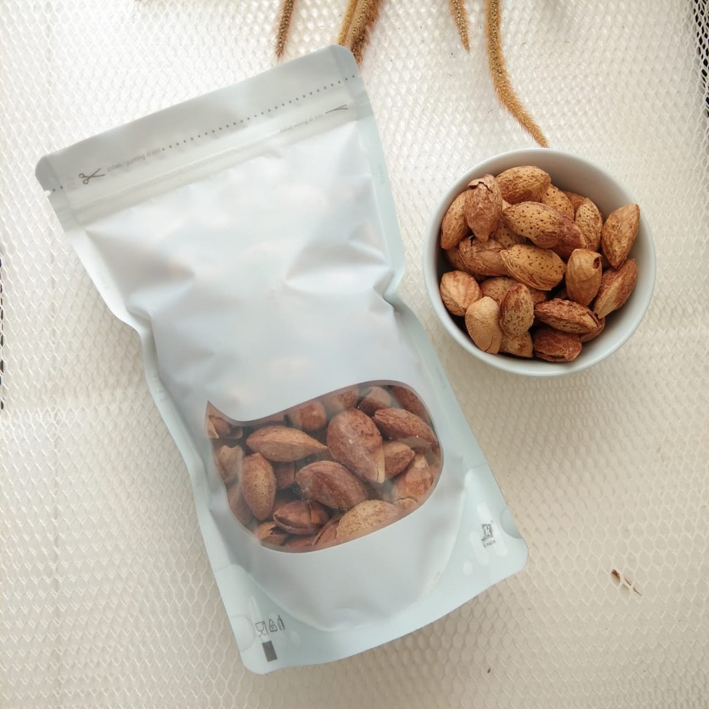 

Kacang Almond Cangkang Milk Flavor 250gr