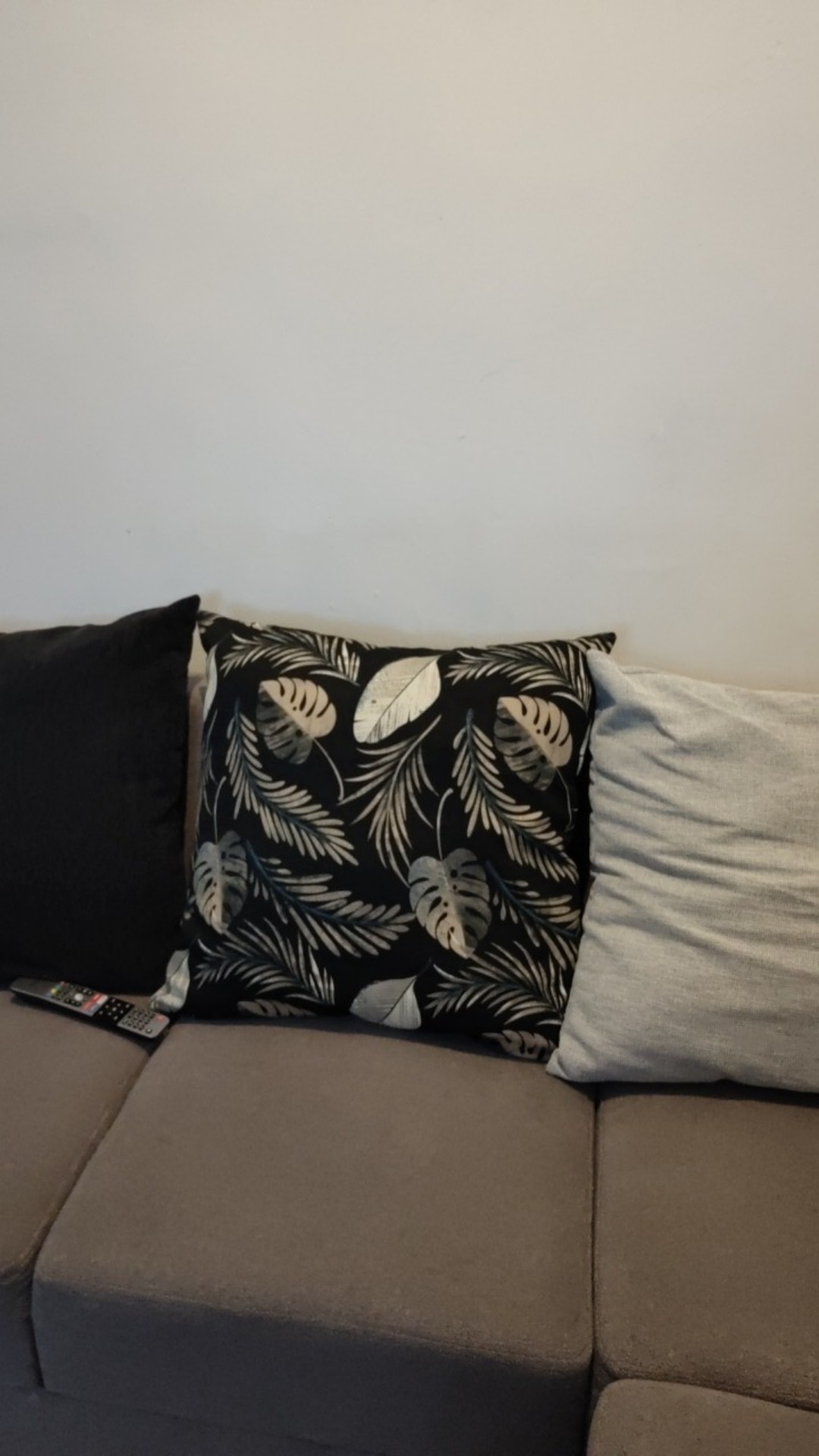 Sarung Bantal / Cushion Cover Kutsurogi Motif Aloha