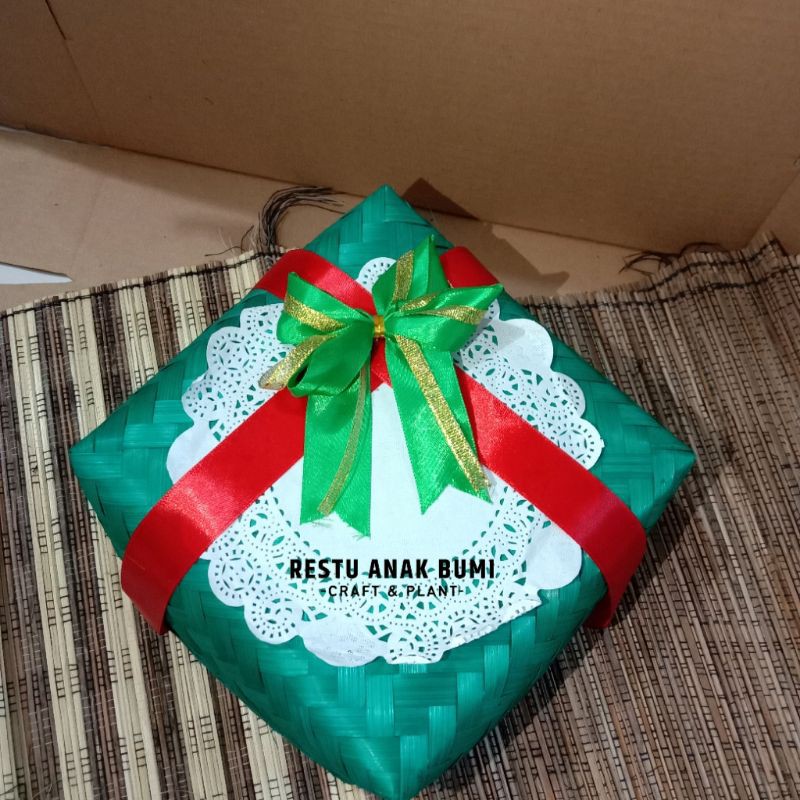 

Besek Warna Pita Kombinasi - Besek Box - Besek Hantaran |Anyaman Bambu | BAmbu | Wadah Nasi |Box Makanan | Tempat Buah | Jajanan Pasar | Hantaran | Hampress | seserahan | Kado | Gift | Warna | Pita