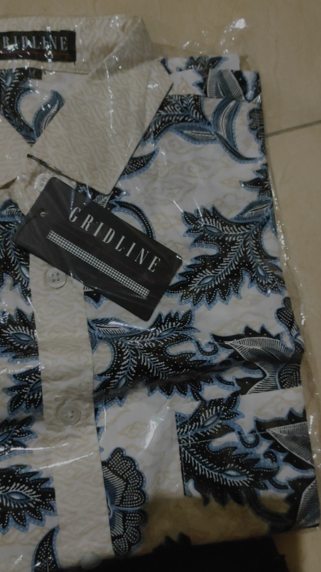 [gridline - R066 Cream Blue] Kemeja Batik Pria Katun Lengan Pendek Regular Krem Biru Pastel Simple