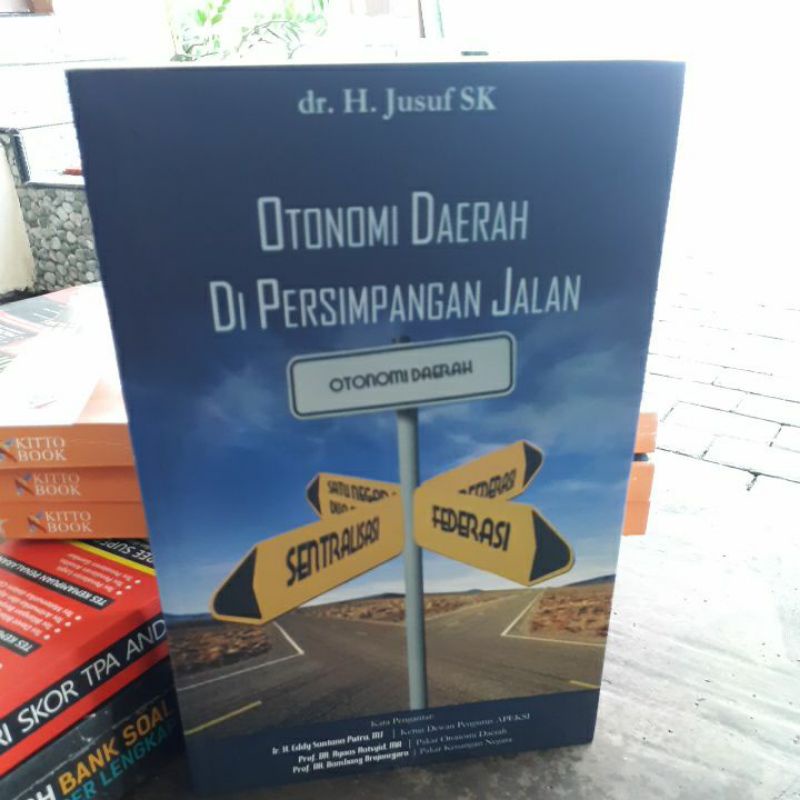 

BUKU ORIGINAL OTONOMI DI PERSIMPANGAN JALAN