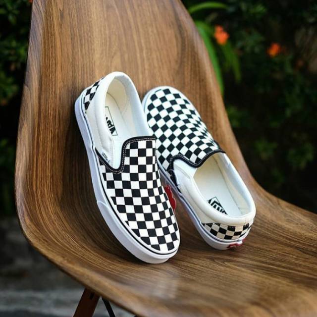 Sepatu slip on Vans ori keluaran terbaru cocok dipakai untuk semua kalangan