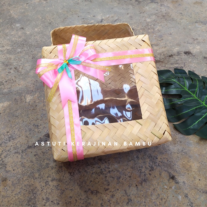 

Besek Mika Pita Natural 18 x 18 cm/Besek Murah/Besek Jogja/Besek Hias Mika Pita/Besek Unik/Packaging Makanan