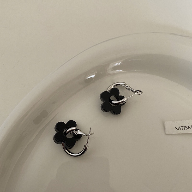 Anting Tusuk Motif Bunga Hollow Simple Trendy Ala Korea Warna Hitam Untuk Wanita