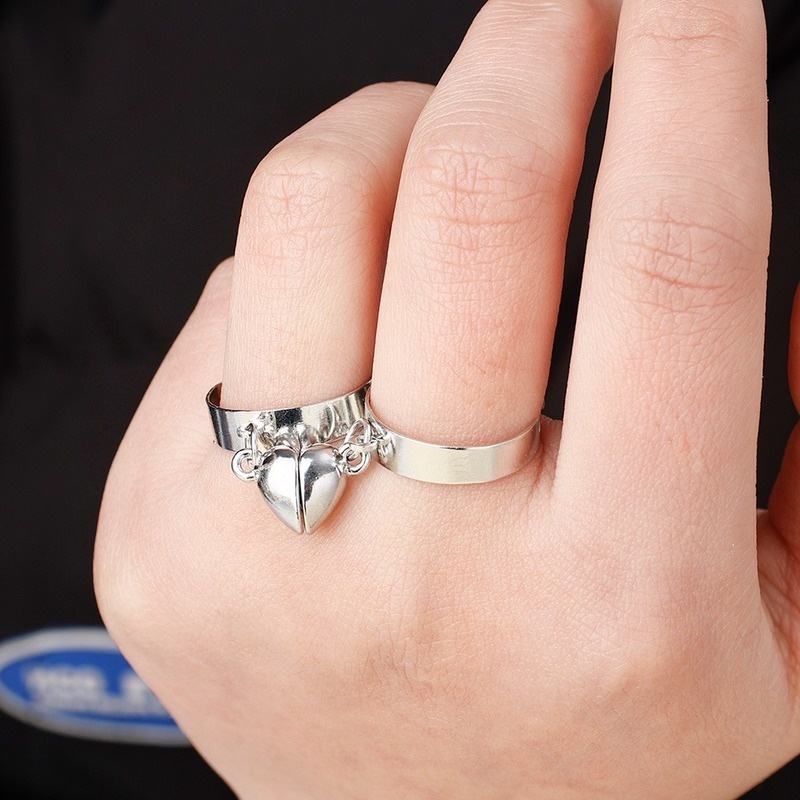 1 Pasang Cincin Magnet Bentuk Hati Bahan Alloy Gaya Punk Untuk Pasangan