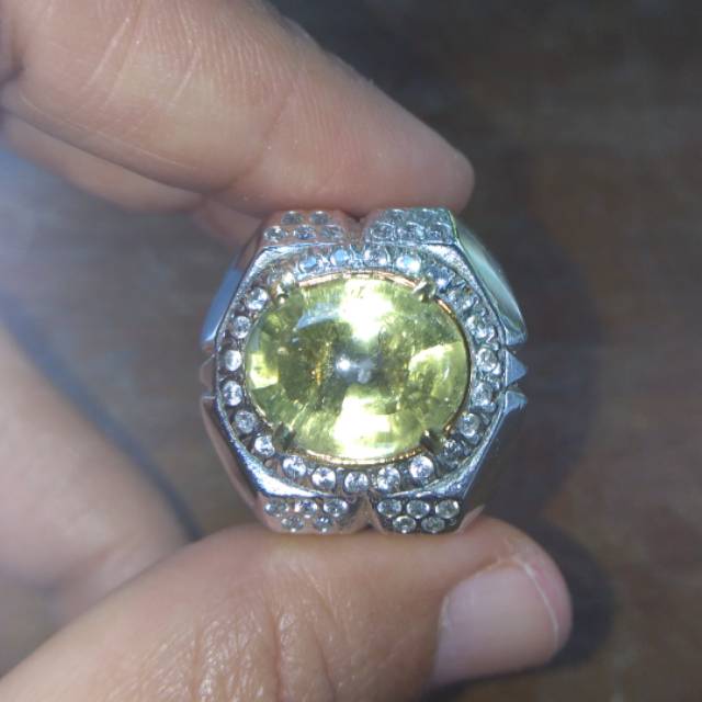 Cincin pria dengan batu natural kecubung madu atau kecubung kuning asli Kalimantan