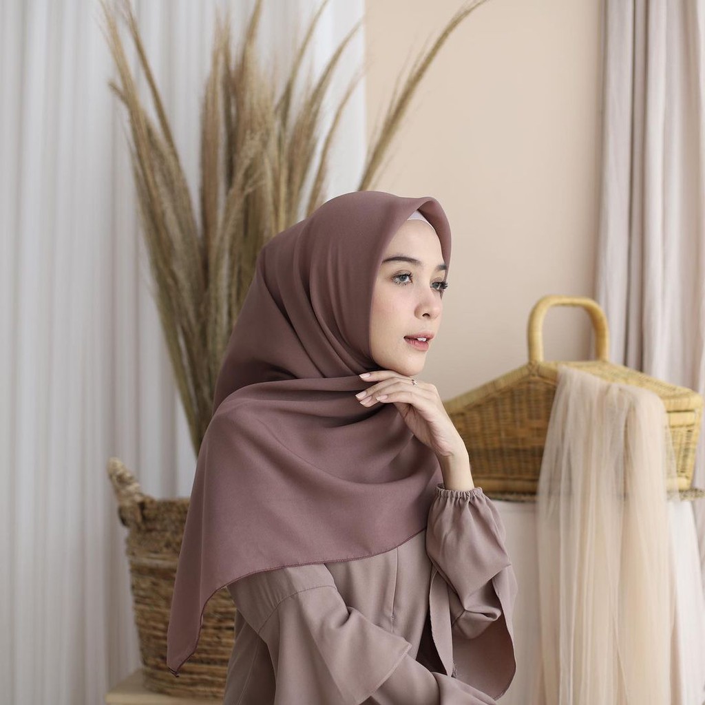 BELLA SQUARE Hijab Segiempat Warna Part1 Jilbab Pollycotton Premium [COD] [Go-Send]-MISTY GREY