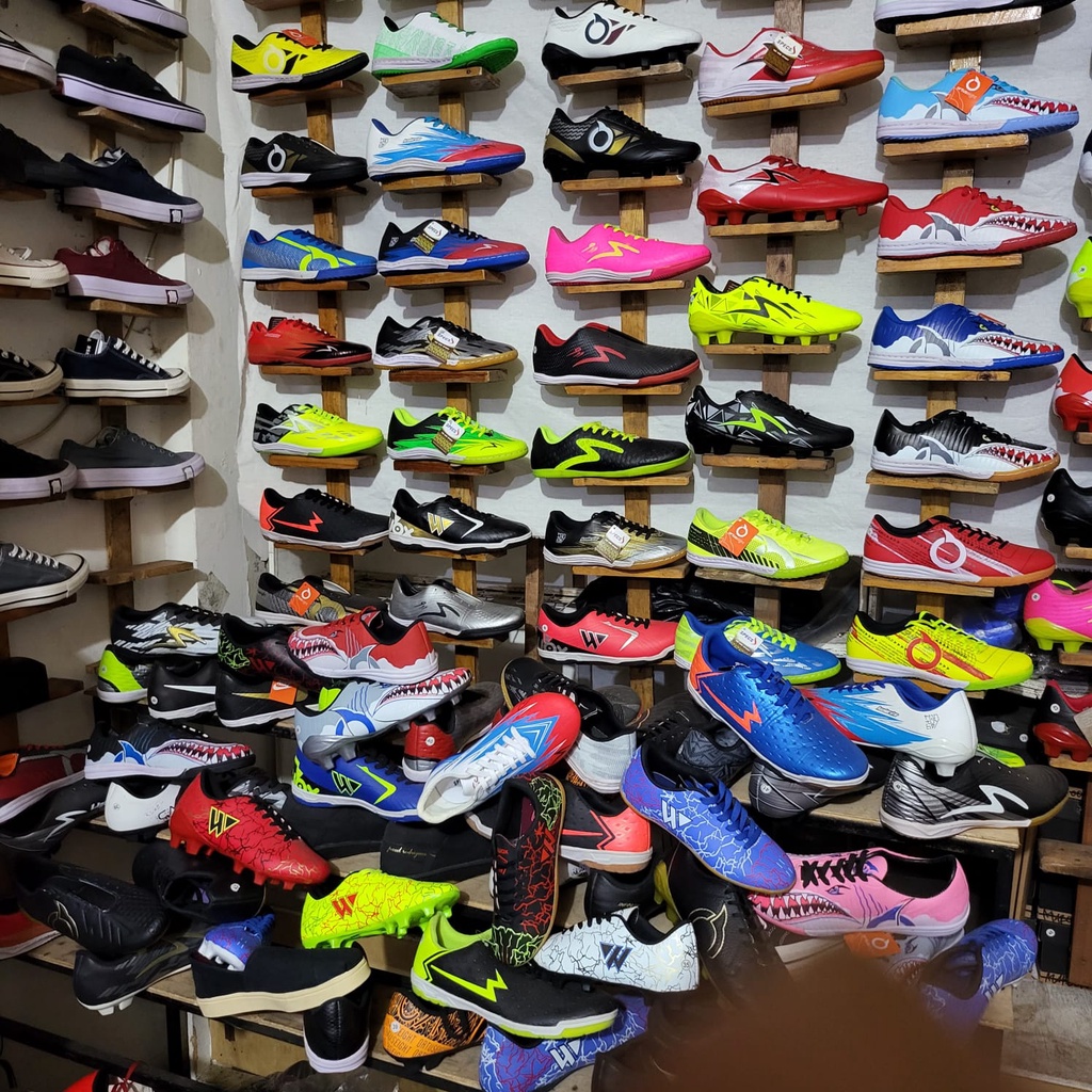 OBRALLLL!!!CUCI GUDANG SEPATU FUTSAL DAN BOLA  DIKIRIM RANDOM BARANG DI JAMIN BARU