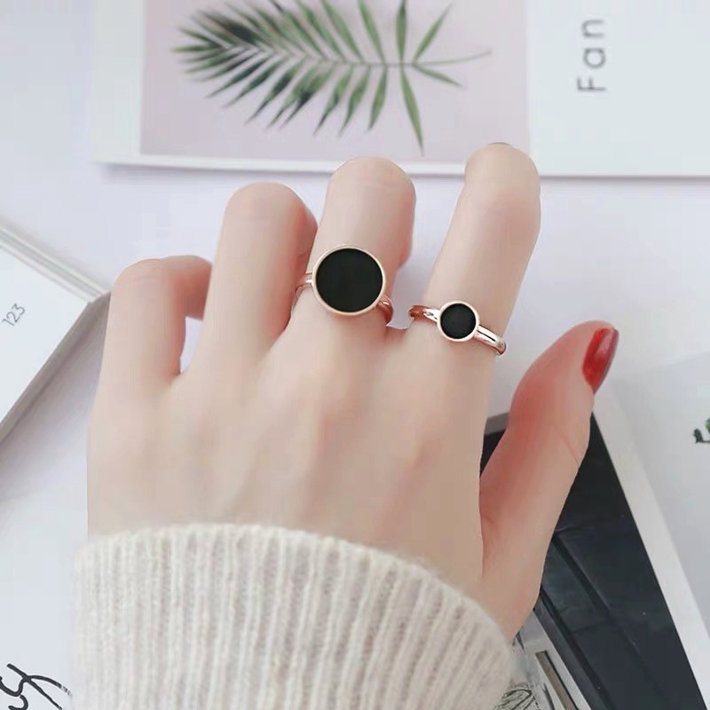 Cincin Titanium Premium Anti Karat Lapis Emas 18K Bentuk Bulat Bahan Warna Hitam