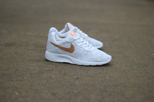 nike tanjun white gold