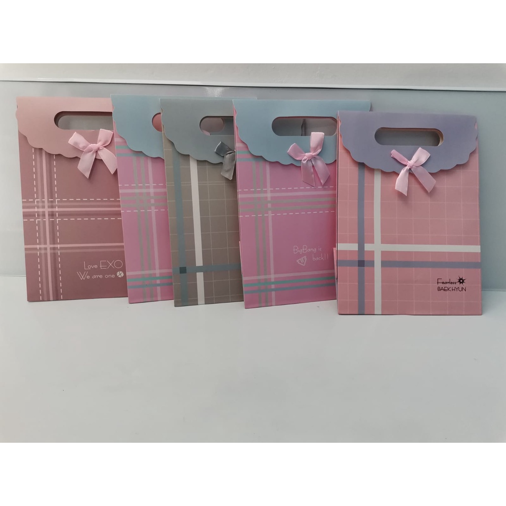 

PAPER BAG KOTAK-KOTAK/ TAS KADO / TAS KERTAS