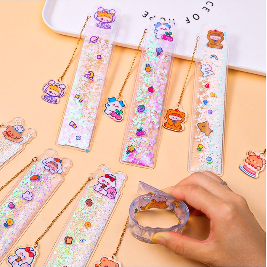 PENGGARIS PLASTIK LENTUR GLITTER RANTAI GANTUNGAN KARAKTER LUCU / PENGGARIS QUICKSAND MOTIF LASER 15 CM / PEMBATAS BUKU LENTUR BLINK BLINK GANTUNGAN LUCU / CUTE RULER BOOKMARK