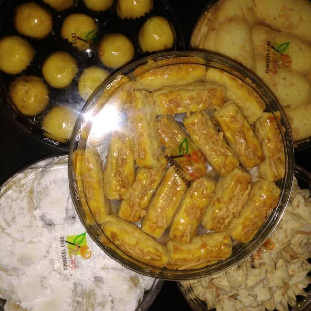 

Tienza cake and cookies.