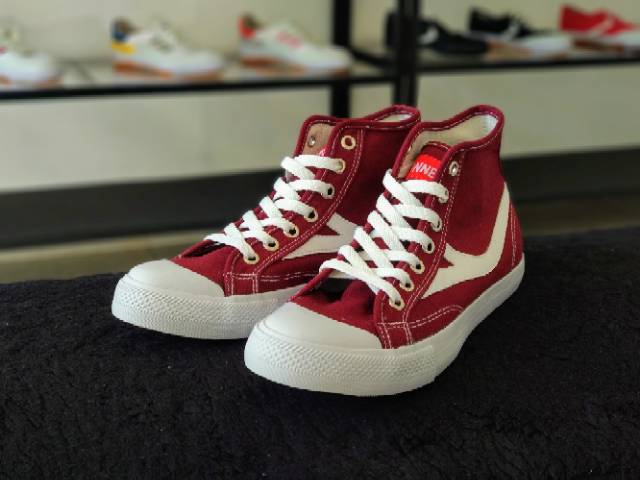 Sepatu Kets / Sepatu Sekolah Casual / Sepatu Warrior / Sneakers Runner 802 B-M(Maroon)