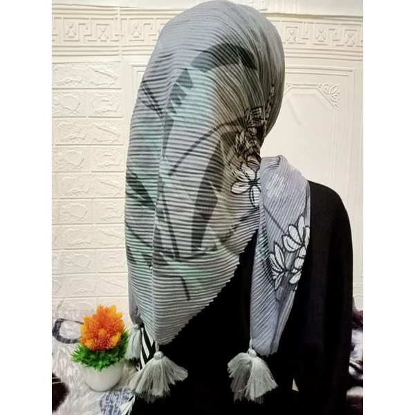 HIJAB/KERUDUNG SEGI EMPAT PLISKET MOTIF POM POM/JAMBUL/RANDOM-A2
