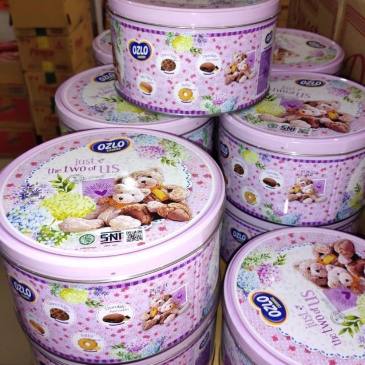 Biskuit khong guan ozlo kaleng bear pink