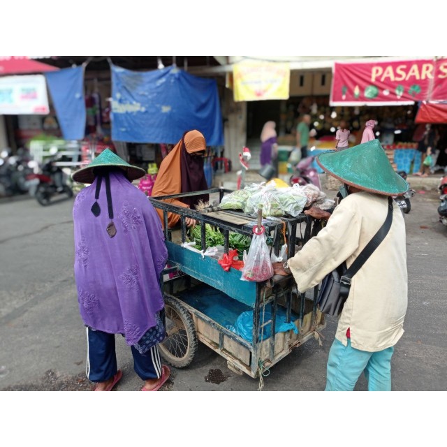 Rumah Yatim Keliling 25 Km Kakek Nenek Tukang Sayur Diupah 35 Ribu Shopee Indonesia